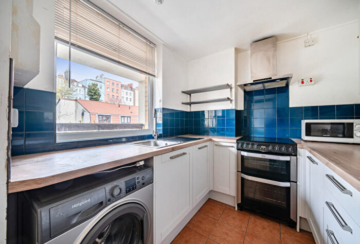 2 Bedroom Apartment For Sale In Dove Street, Bristol, Somerset, BS2