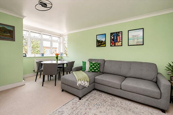 2 Bedroom Flat For Sale In Elgin Avenue, Shepherd's Bush, W12
