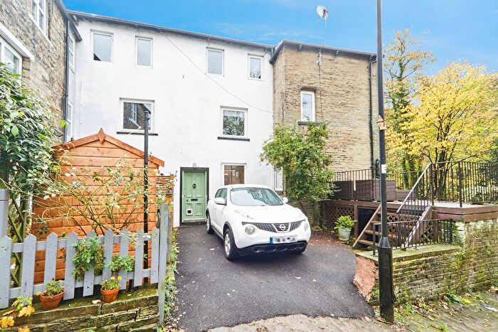 5 Bedroom End Terrace House For Sale In Ferrand Lane, Bingley, BD16