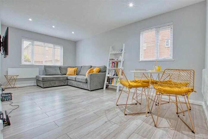 2 Bedroom Flat For Sale In Kensington Way, Borehamwood, WD6