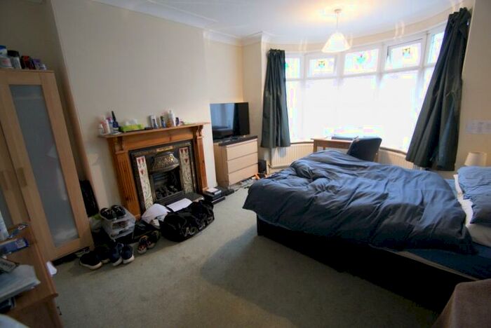 5 Bedroom Semi-Detached House To Rent In The Turnways, Headingley, Leeds, LS6