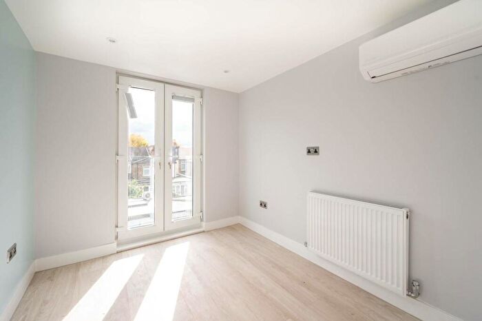 3 Bedroom Flat To Rent In Waterloo Road, Leytonstone, London, E10