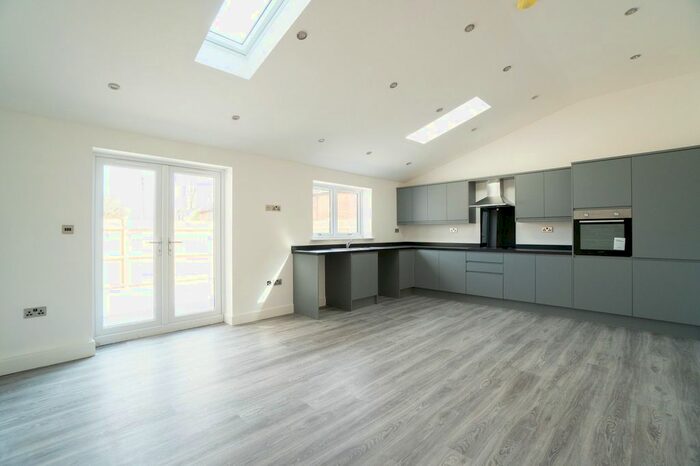 3 Bedroom Flat To Rent In Greenhill Lane, Riddings, DE55