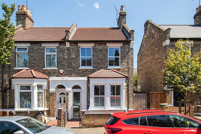 2 Bedroom Property For Sale In Kenilworth Avenue, Walthamstow, E17
