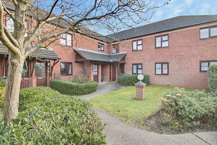 2 Bedroom Flat For Sale In Roseacre Gardens, Welwyn Garden City, AL7