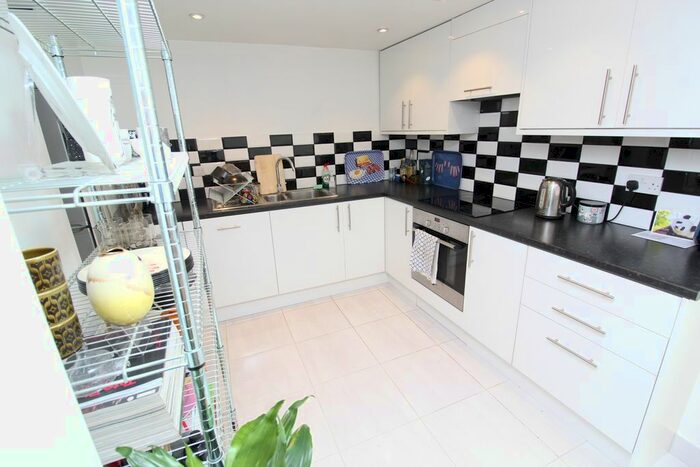 2 Bedroom Flat To Rent In Stanley Road, Turnpike Lane, N15