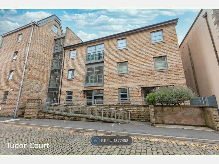 3 Bedroom Flat To Rent In Tudor Court, Lancaster, LA1