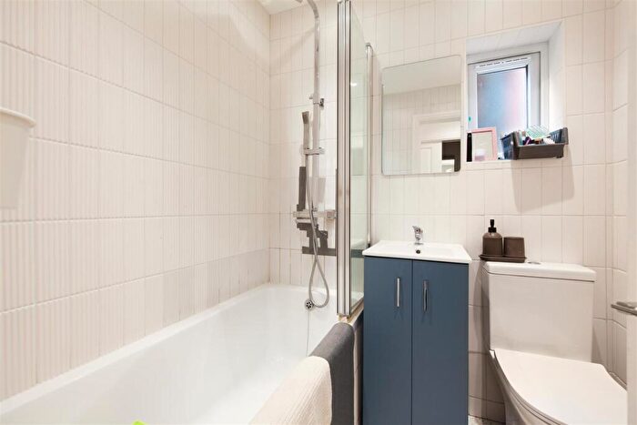 3 Bedroom Flat To Rent In Pine Road, London, NW2
