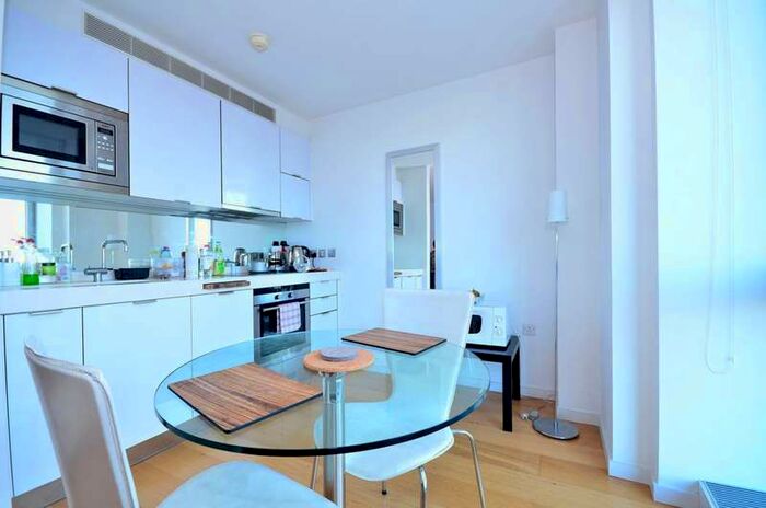 Flat To Rent In Ontario Tower, Canary Wharf, E14