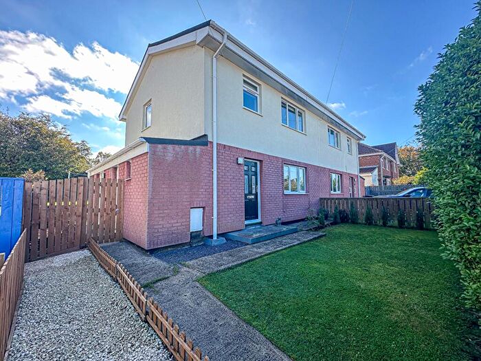 3 Bedroom Semi-Detached House For Sale In Rosedale Avenue, Consett, DH8