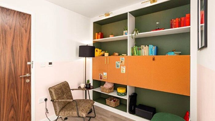 1 Bedroom Flat For Sale In Cedrus Avenue, Southall, UB1