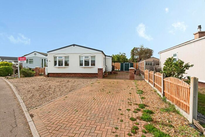 3 Bedroom Mobile Home For Sale In Three Star Park, Bedford Road, Lower Stondon, Henlow, SG16