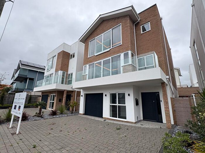 4 Bedroom Detached House To Rent In Dorset Lake Avenue, Lilliput, BH14