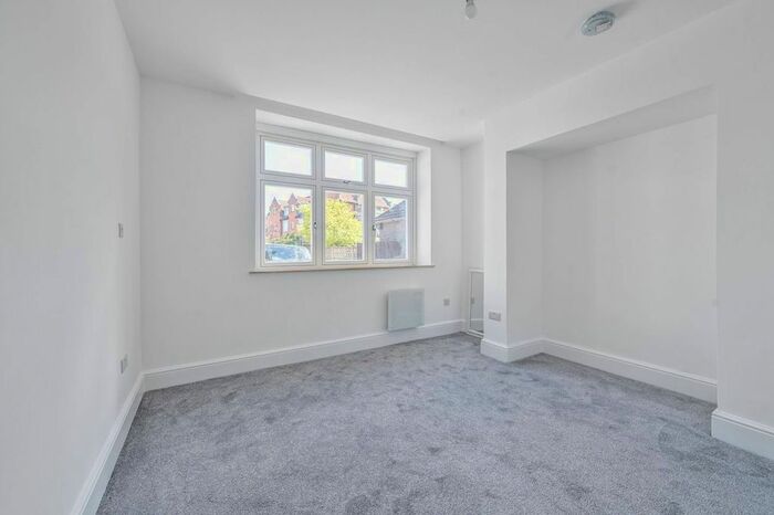 2 Bedroom Flat To Rent In Crown Lane, Streatham Common, London, SW16