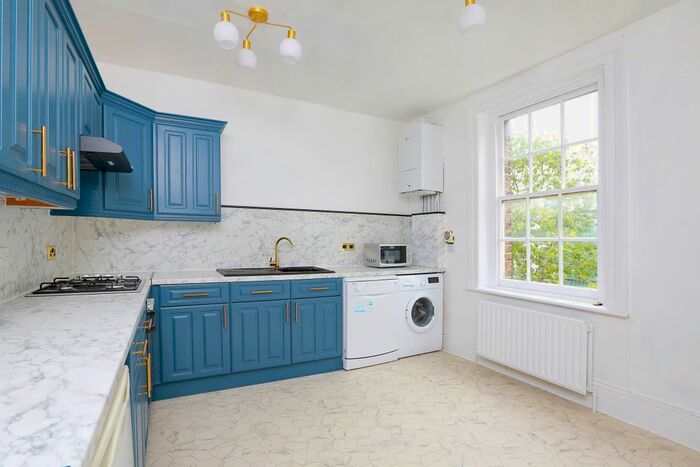 2 Bedroom Flat To Rent In Grafton Square, London, SW4