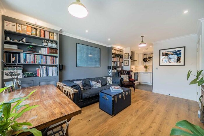 2 Bedroom Flat For Sale In Mare Street, London Fields, E8 - Photo 4