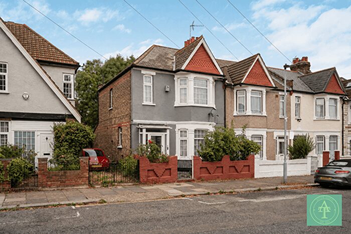 3 Bedroom End Of Terrace House For Sale In Dunbar Road, Wood Green, London, N22