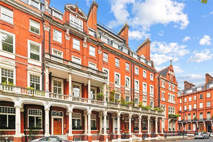 3 Bedroom Flat To Rent In Cadogan Square, London, SW1X