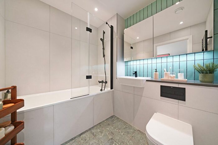 1 Bedroom Flat To Rent In Artisan Point, Victoria Road, W3