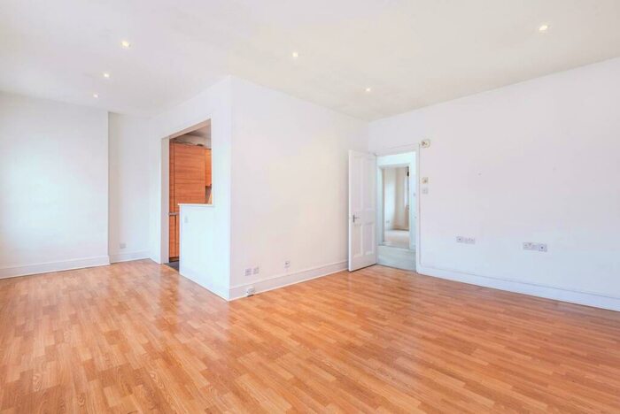 2 Bedroom Flat To Rent In Buckland Crescent, Belsize Park, London, NW3