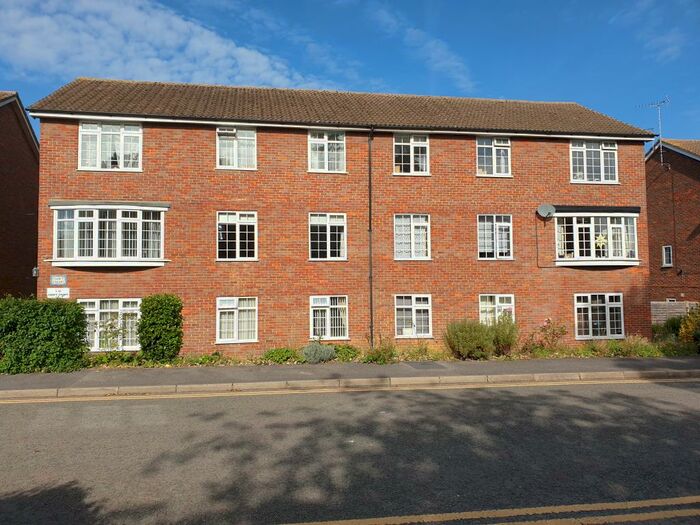 2 Bedroom Apartment To Rent In Croft Court Aylesbury, HP21