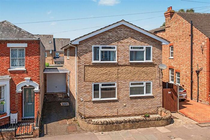 4 Bedroom Detached House For Sale In Bradgate Road, Bedford, MK40