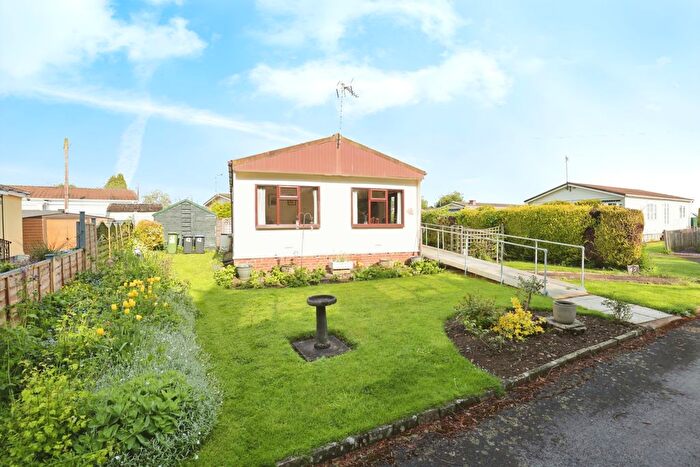 2 Bedroom Bungalow For Sale In Woodcot Park, Wilmcote, Stratford-Upon-Avon, Warwickshire, CV37