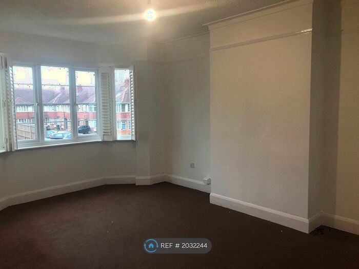 2 Bedroom Flat To Rent In St. Ronnans, Finchley Central, N3