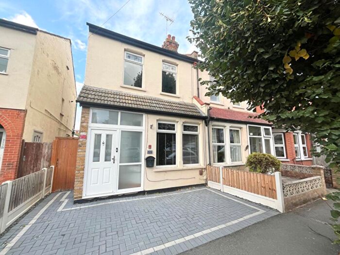 3 Bedroom End Of Terrace House To Rent In South Avenue, Southend-on-Sea, Essex, SS2