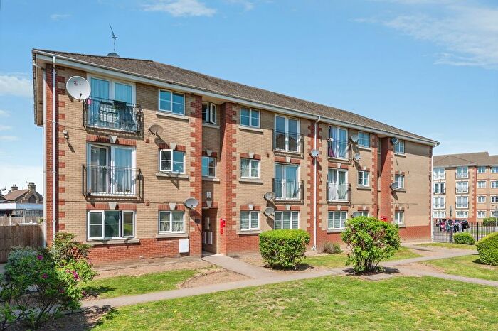 2 Bedroom Flat For Sale In Dock Road, Tilbury, Essex, RM18