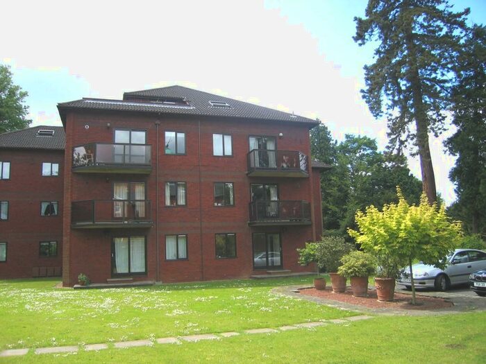 4 Bedroom Flat To Rent In Laustan Close, Guildford, Surrey, GU1