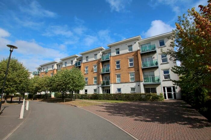 2 Bedroom Flat For Sale In Highbury Drive, Leatherhead, KT22