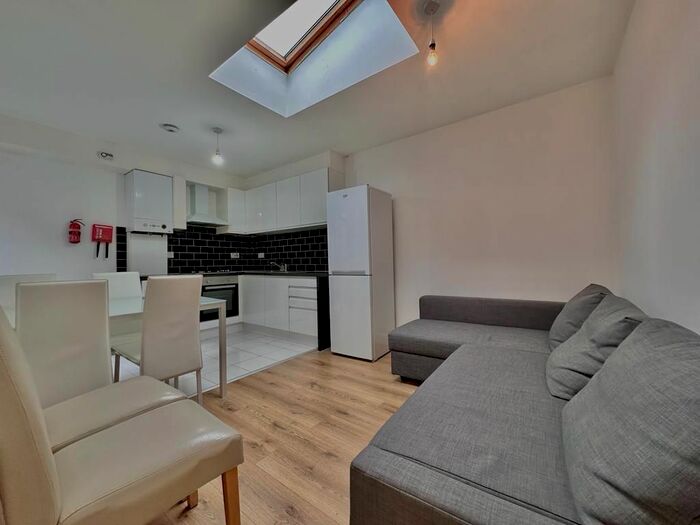 3 Bedroom Flat To Rent In Flat- Blandfield Road, SW12