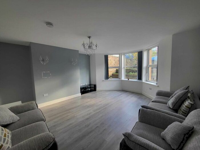 2 Bedroom Flat To Rent In Oxford Rd, Dewsbury, WF13