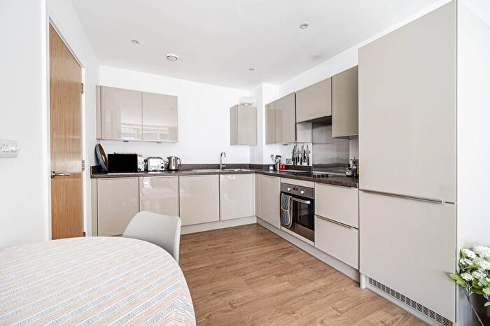 1 Bedroom Flat To Rent In Violet Road, , Bow, London, E3