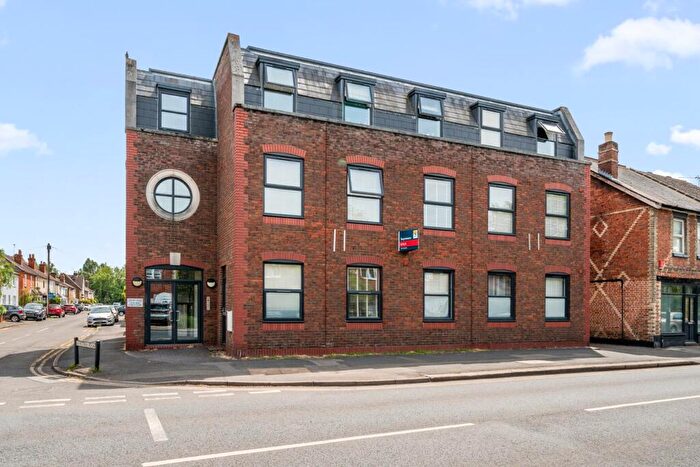 1 Bedroom Flat For Sale In Station Road, Addlestone, Surrey, KT15