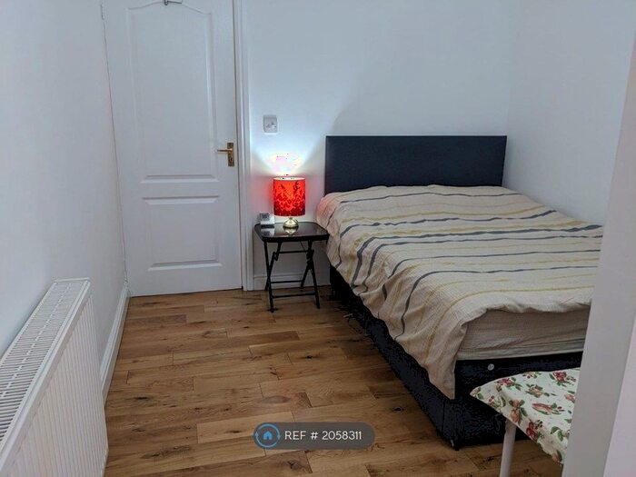 Studio To Rent In Pinfold Grove, Wolverhampton, WV4