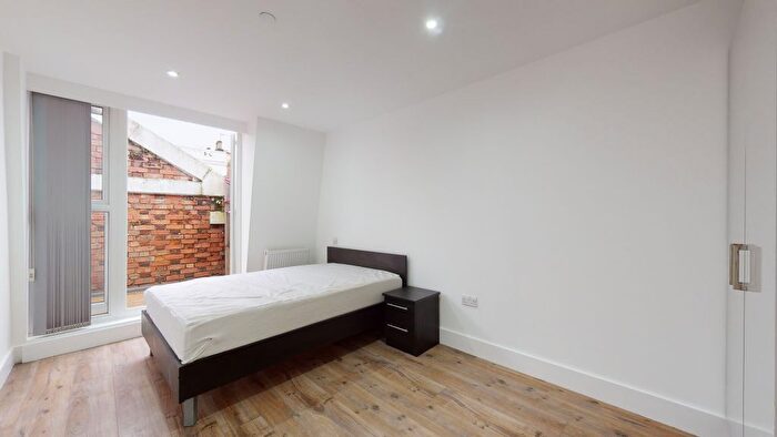 Studio To Rent In Kilburn High Road, London, NW6