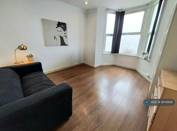3 Bedroom Flat To Rent In Evelyn Street, London, SE8