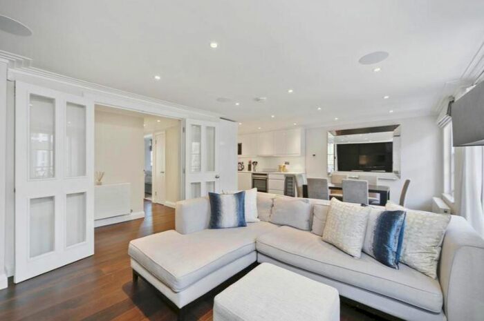 2 Bedroom Flat To Rent In Hertford Street, Mayfair, London, W1J