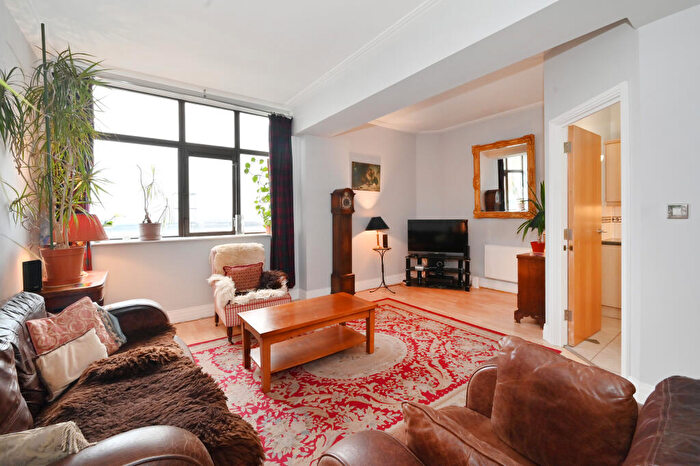 3 Bedroom Flat For Sale In Prescot Street, Aldgate, E1