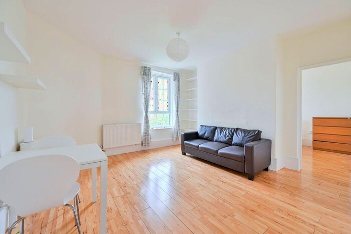 2 Bedroom Flat To Rent In Dog Kennel Hill Estate, East Dulwich, London, SE22