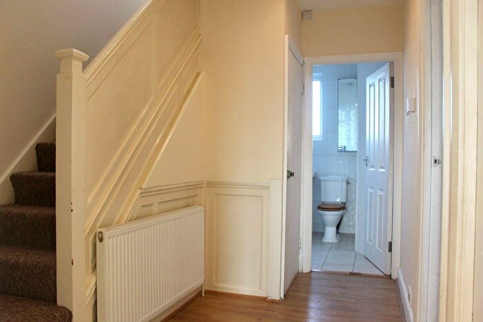 3 Bedroom Flat To Rent In Parklands Parade, Bath Road, Hounslow, TW5
