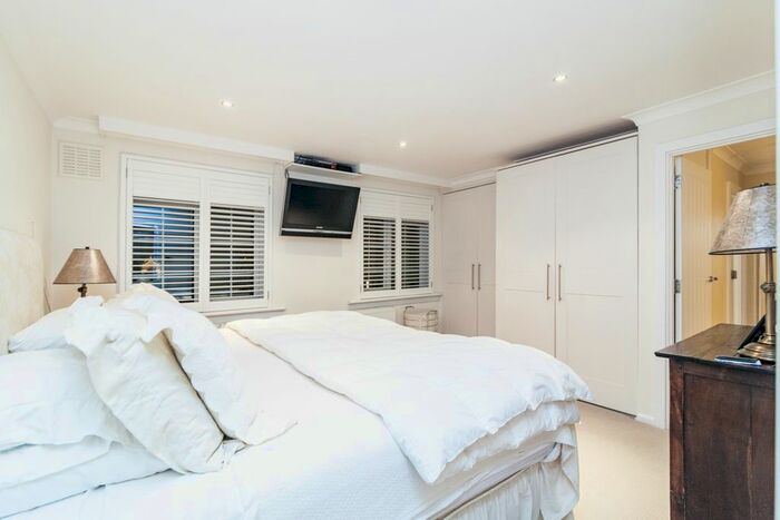 3 Bedroom Town House To Rent In Randloph Avenue, London, W9