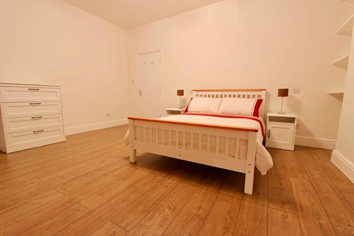4 Bedroom Apartment To Rent In Warwick Road, London, N11