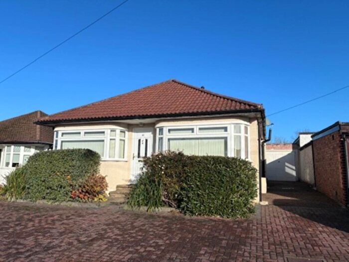 3 Bedroom Detached Bungalow For Sale In Sunnybank Road, Potters Bar, EN6