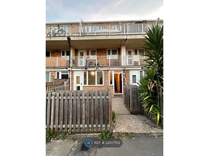 2 Bedroom Maisonette To Rent In Woolstplers Way, London, SE16
