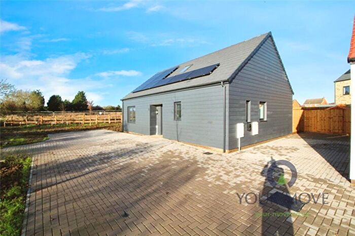 2 Bedroom Bungalow For Sale In Northwood End Road, Haynes, Bedford, Bedfordshire, MK45