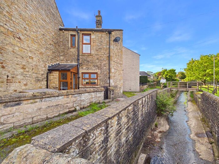 2 Bedroom Cottage To Rent In Aire View, Carleton, BD23