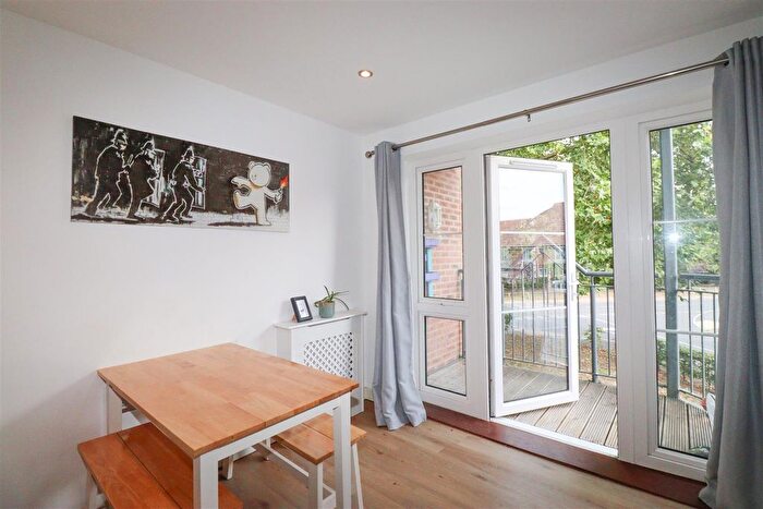 2 Bedroom Flat For Sale In Deadbrook Lane, Aldershot, GU12